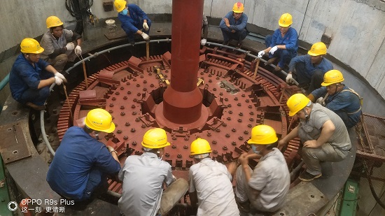 1.5 林云海 终审 斯登沃代二级水电站G4水轮发电机大修转子顺利吊出 - 副本.jpg