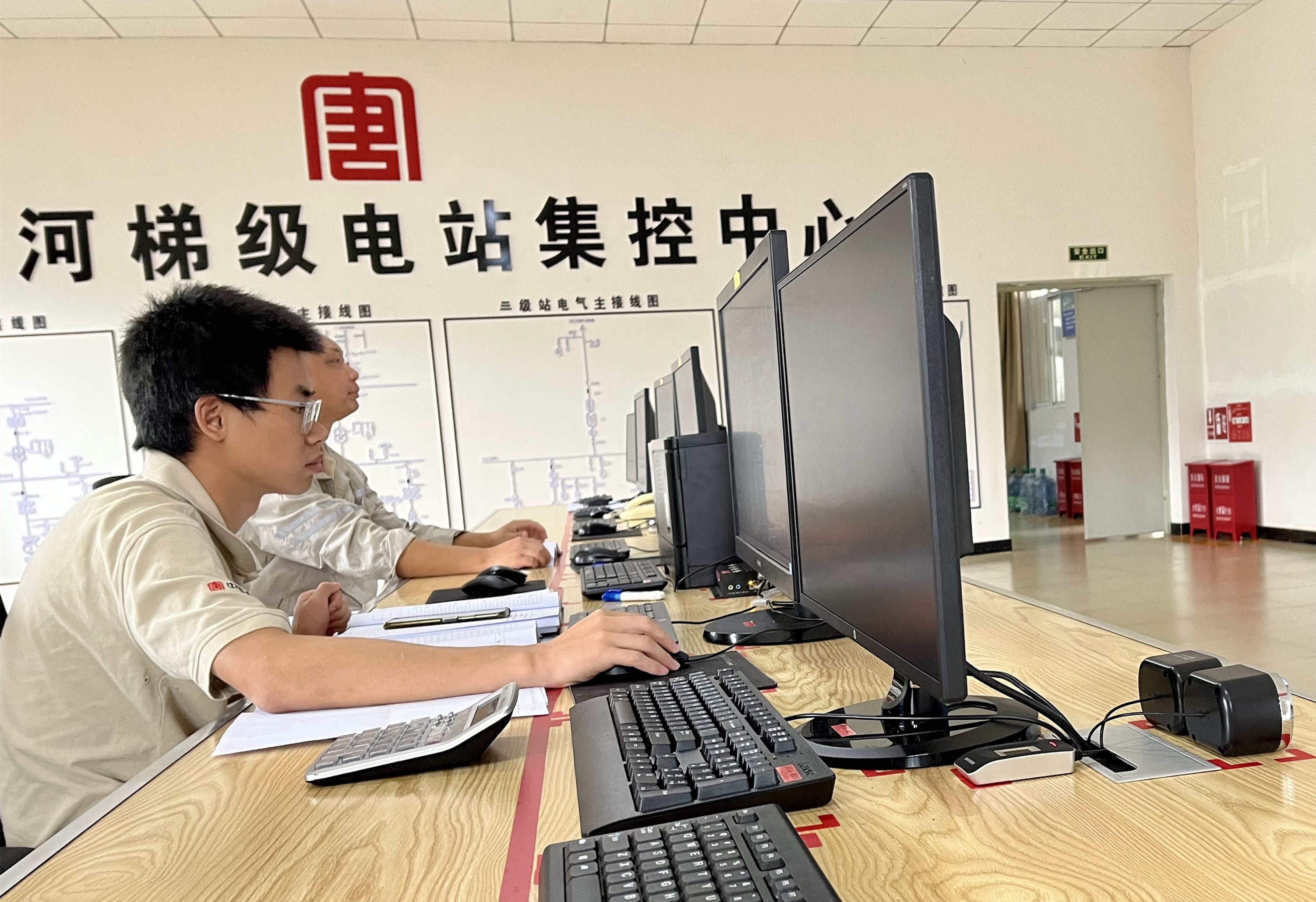 职工精心操作a.jpg