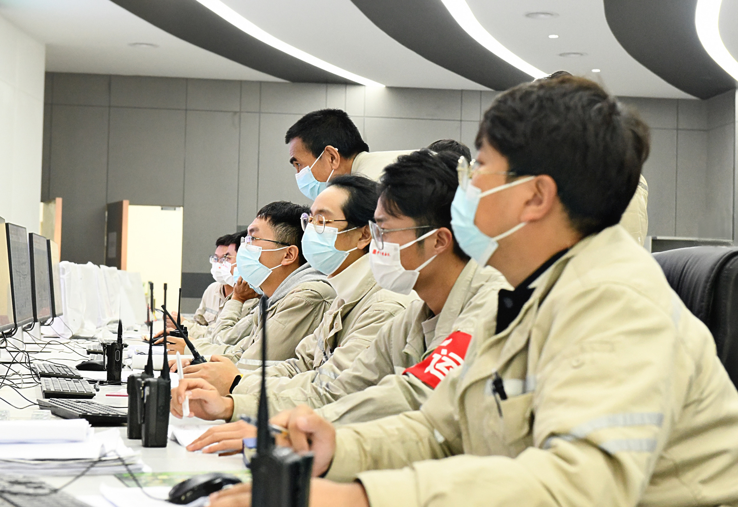 运行人员正在集控室监测（宝昌燃气发电公司 李佳贤）a.jpg