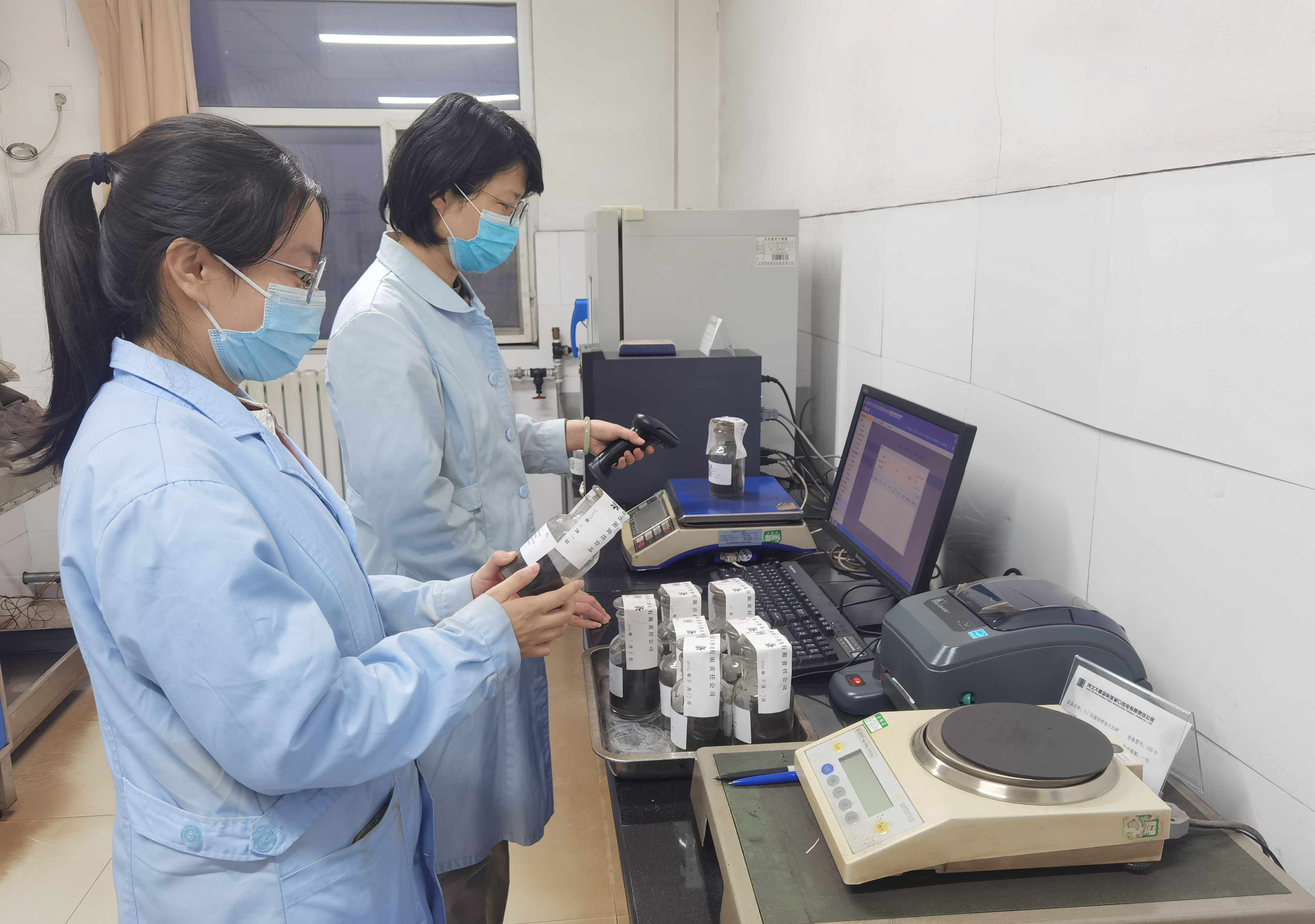 张家口热电 燃料化验蔺佳丽摄影a.jpg
