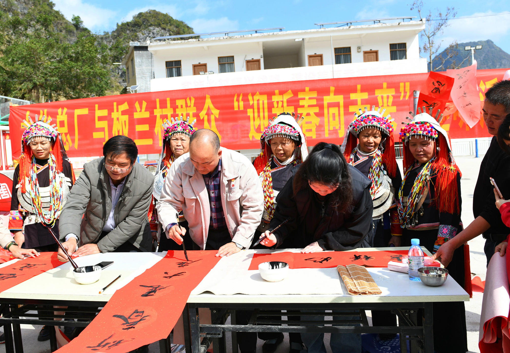 5总厂职工与村民一起写对联--李阳摄ac.jpg