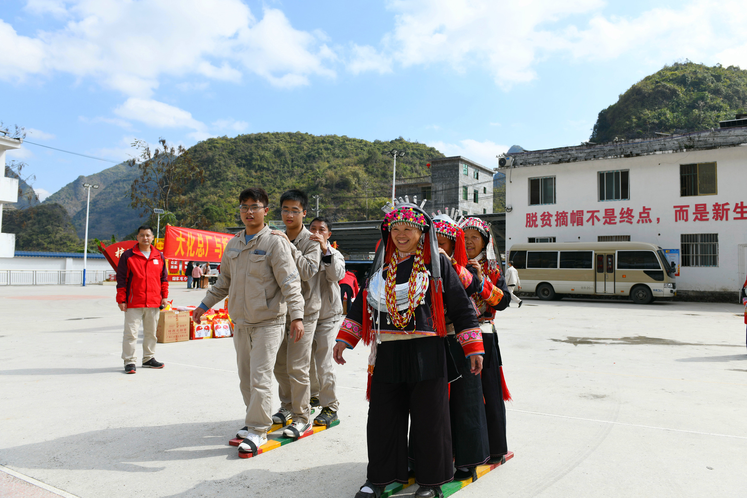2大化总厂职工与村民高兴地进行板鞋比赛--李阳摄a.jpg