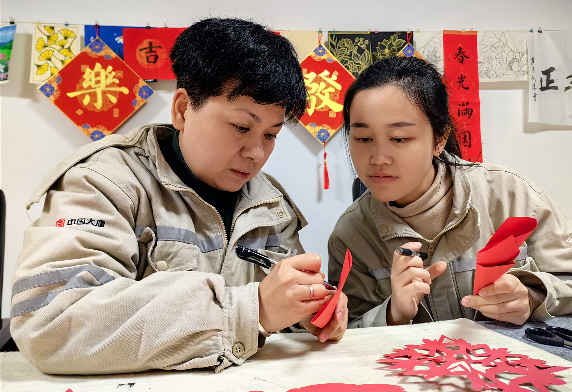 手工剪纸送职工a.jpg