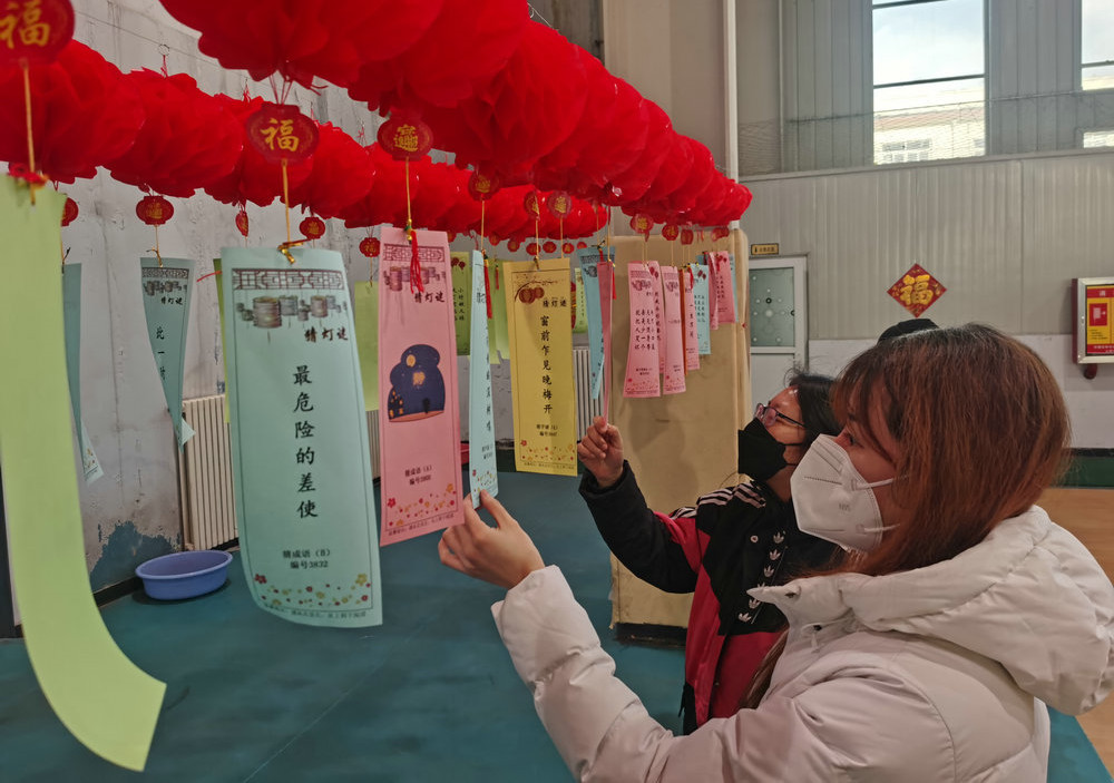 职工猜灯谜a.jpg