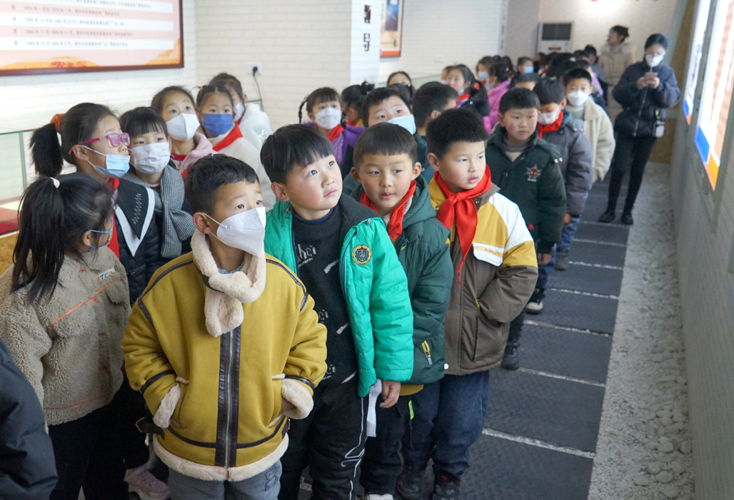 千名学生到田电接受红色教育   (1).jpg