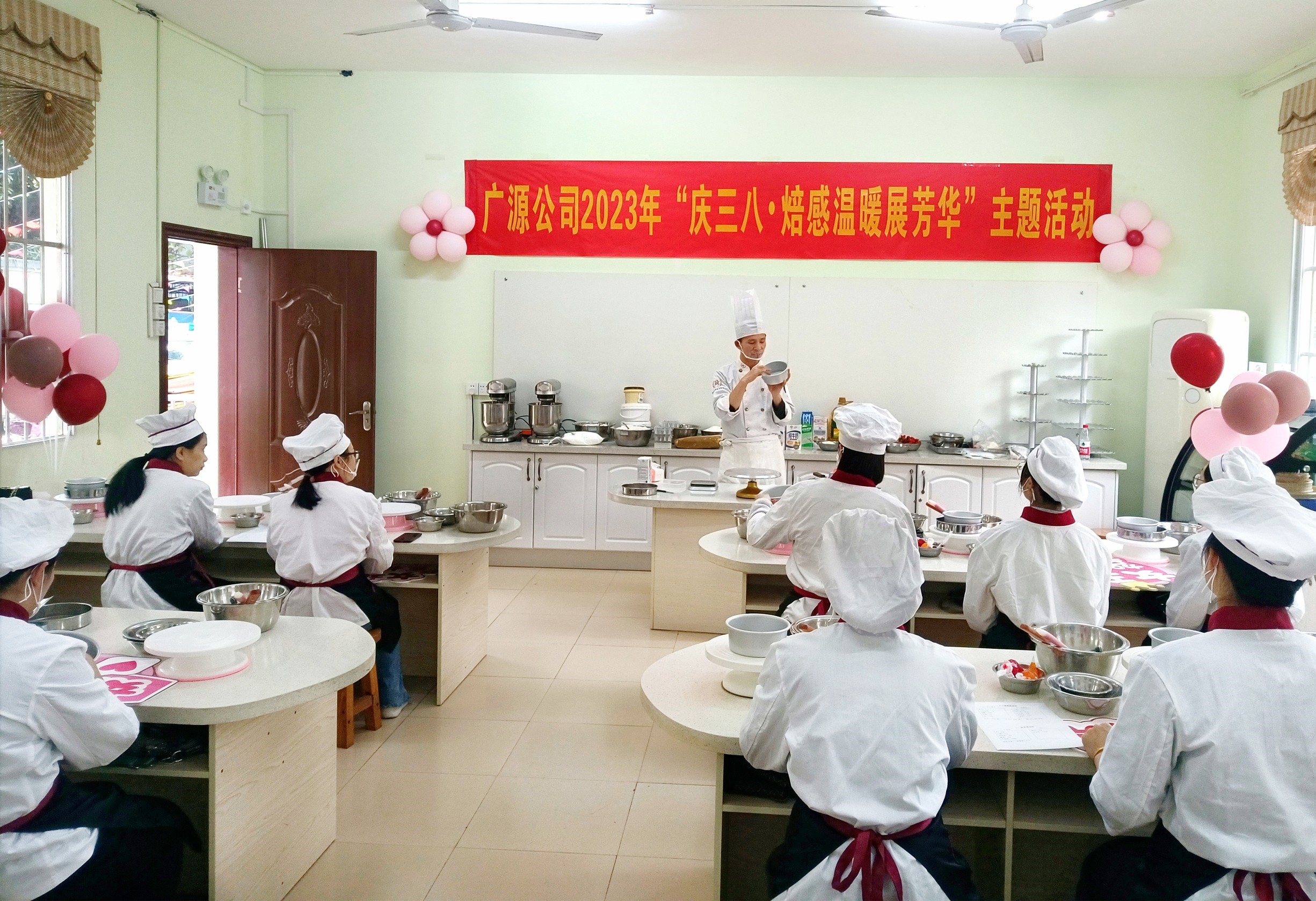 aa现场授课（甘富丽 摄）_副本_副本.jpg