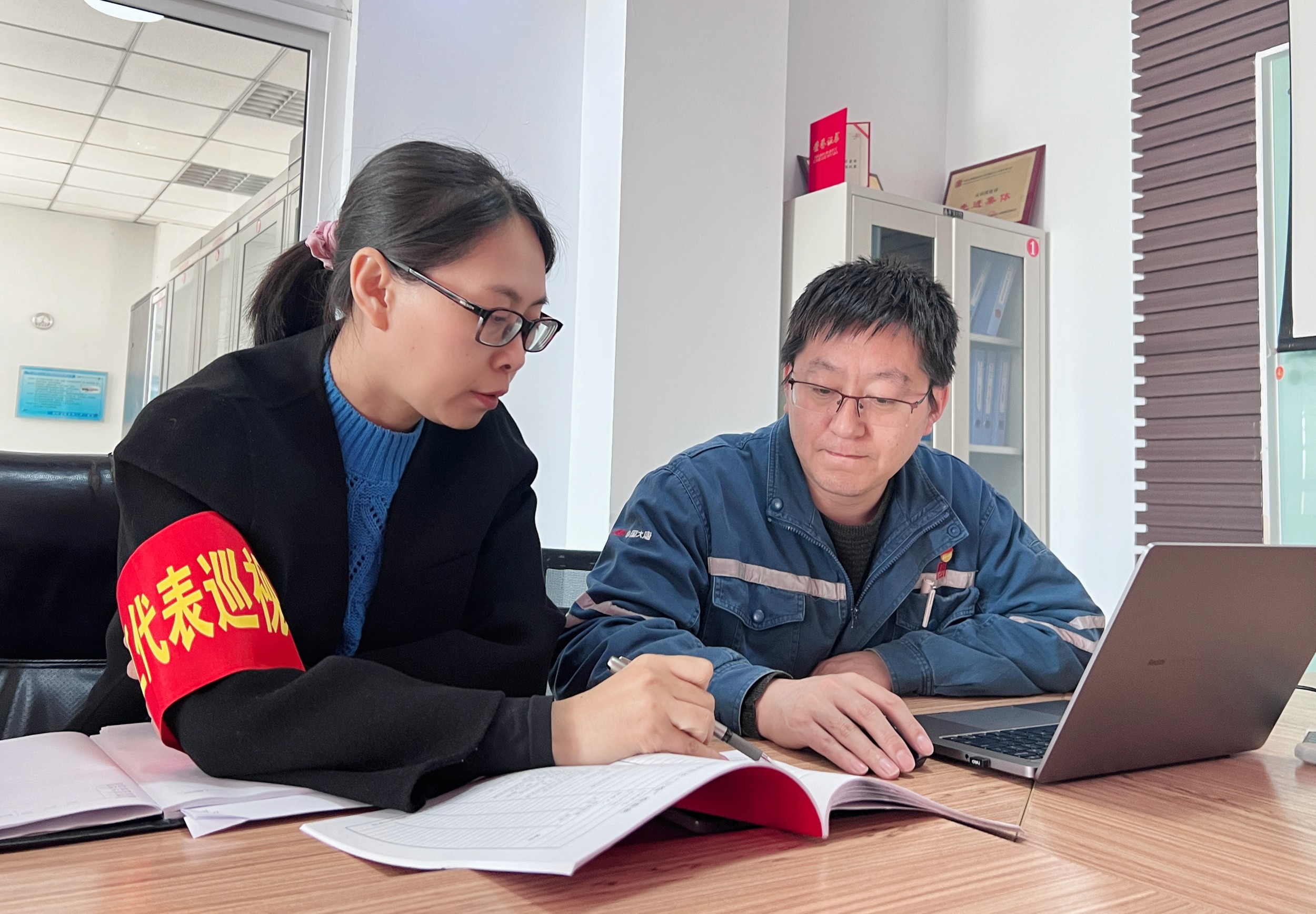 【现场风采】蒙西新能源事业部：加强职工代表巡视 提升民主管理水平3_副本.jpg