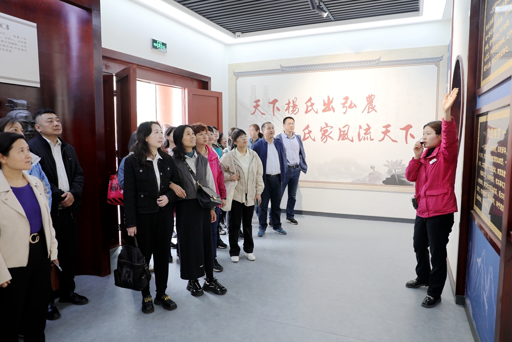 2.潼关开展廉洁教育活动：聆听讲解2（韩城第二发电公司曹军科摄）.jpg