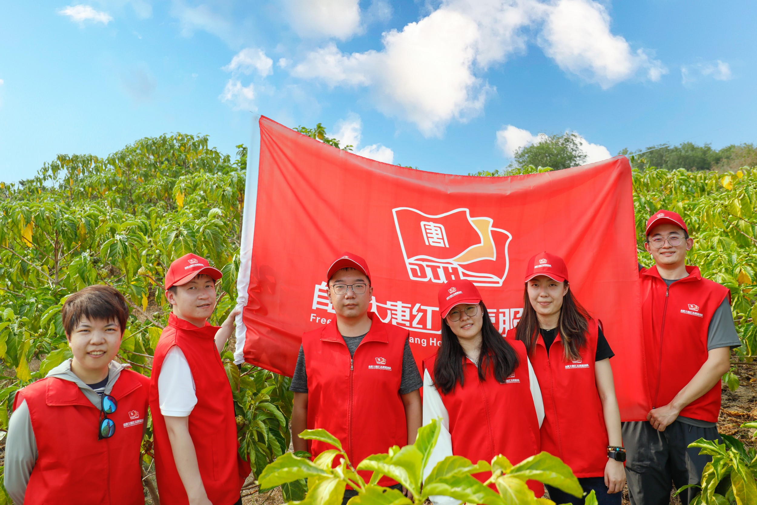 图2：团员青年采摘后合影_副本.jpg