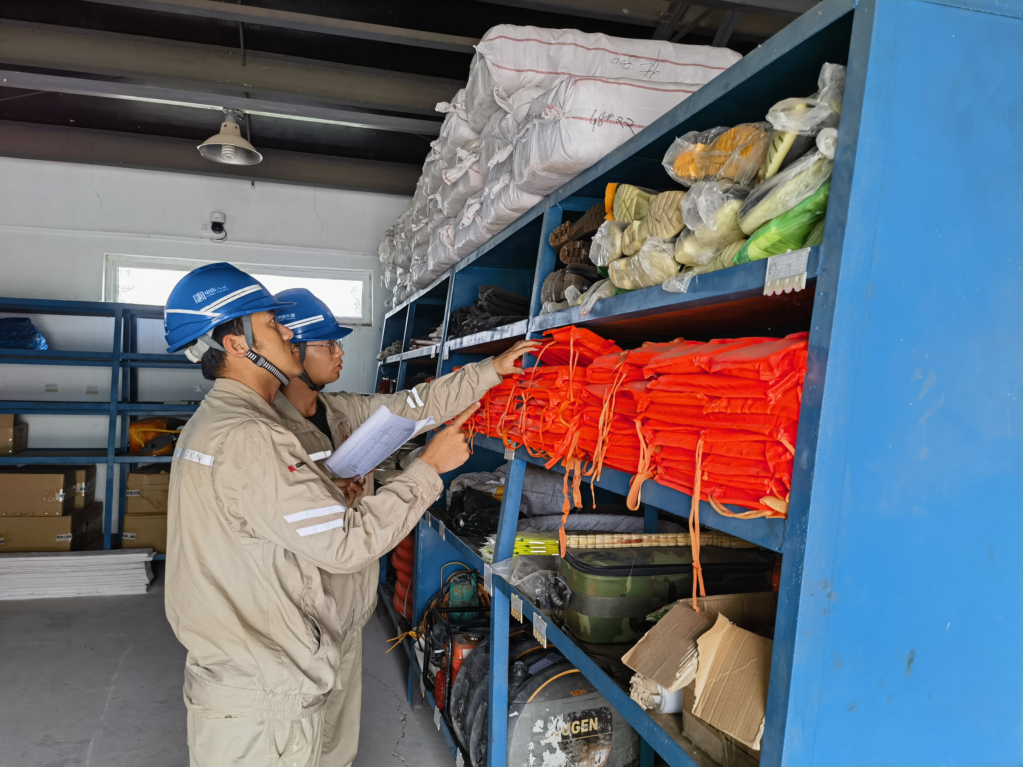 吉林公司新能源事业部风电场盘点防汛应急物资和防汛工具.jpg