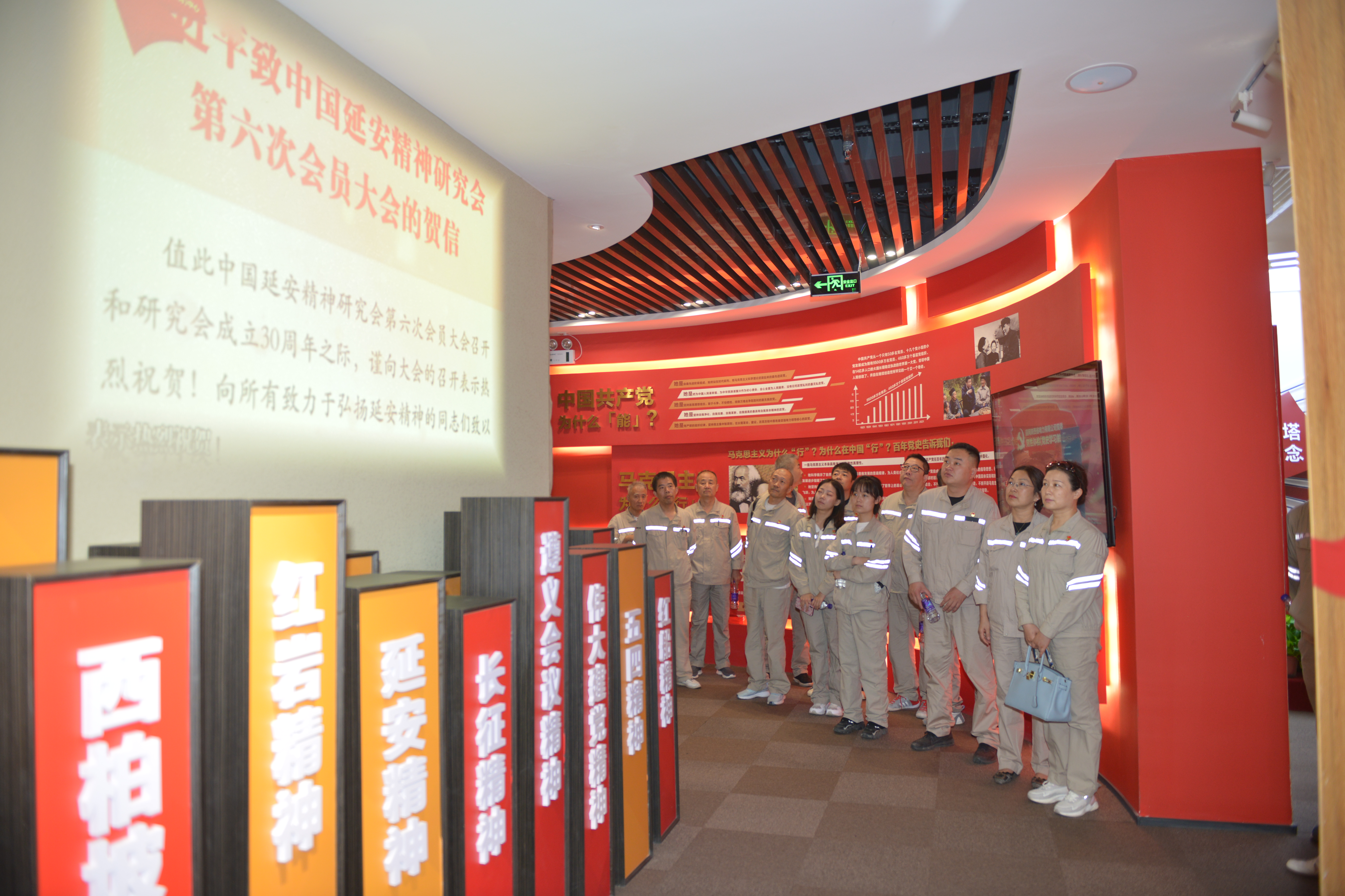 3.在精神丰碑林前观看中国共产党人精神谱系之延安精神的相关视频.jpg