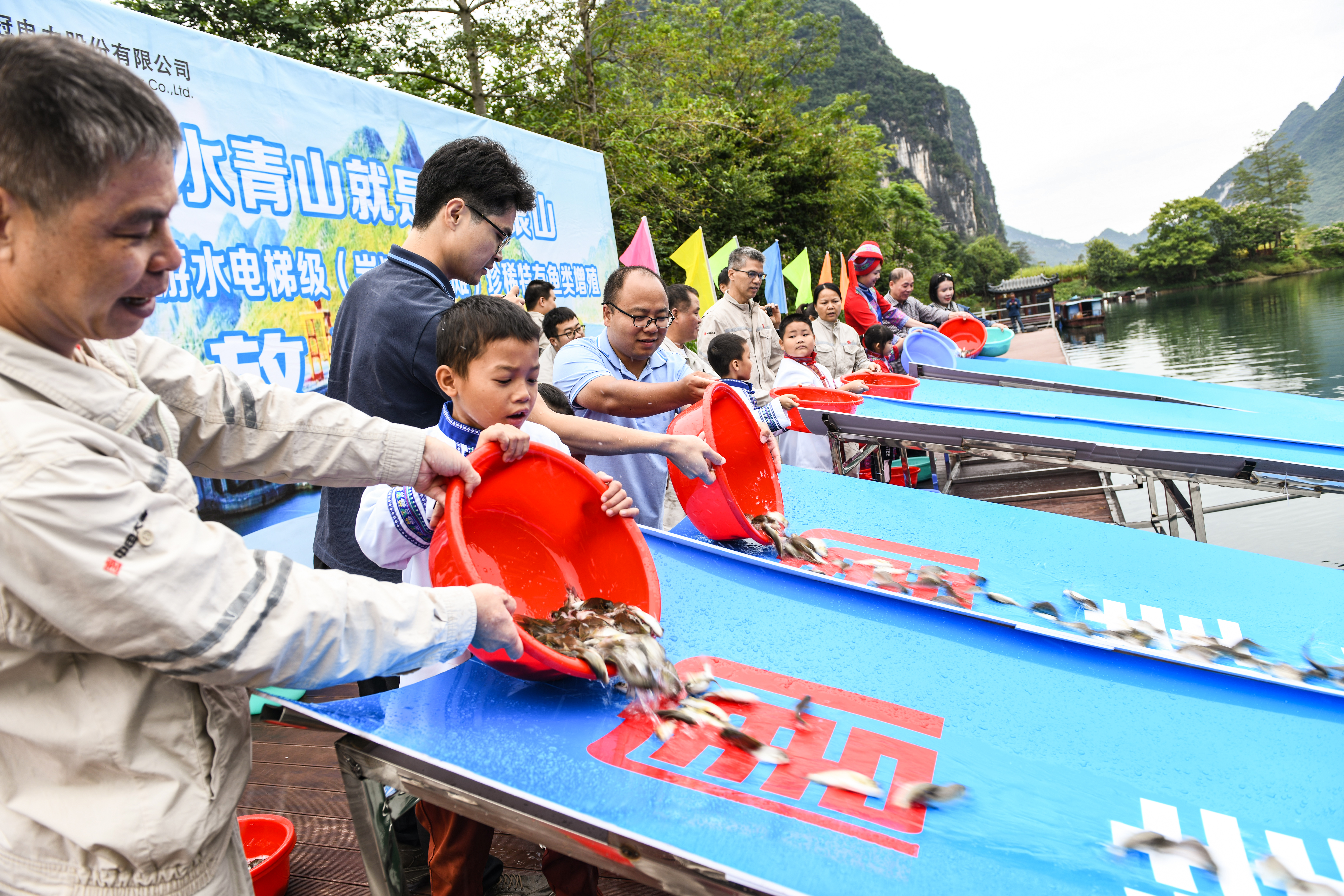 1700027231758037124.jpg 2、电厂职工和学生、市民一起参与放流活动--李阳摄.jpg