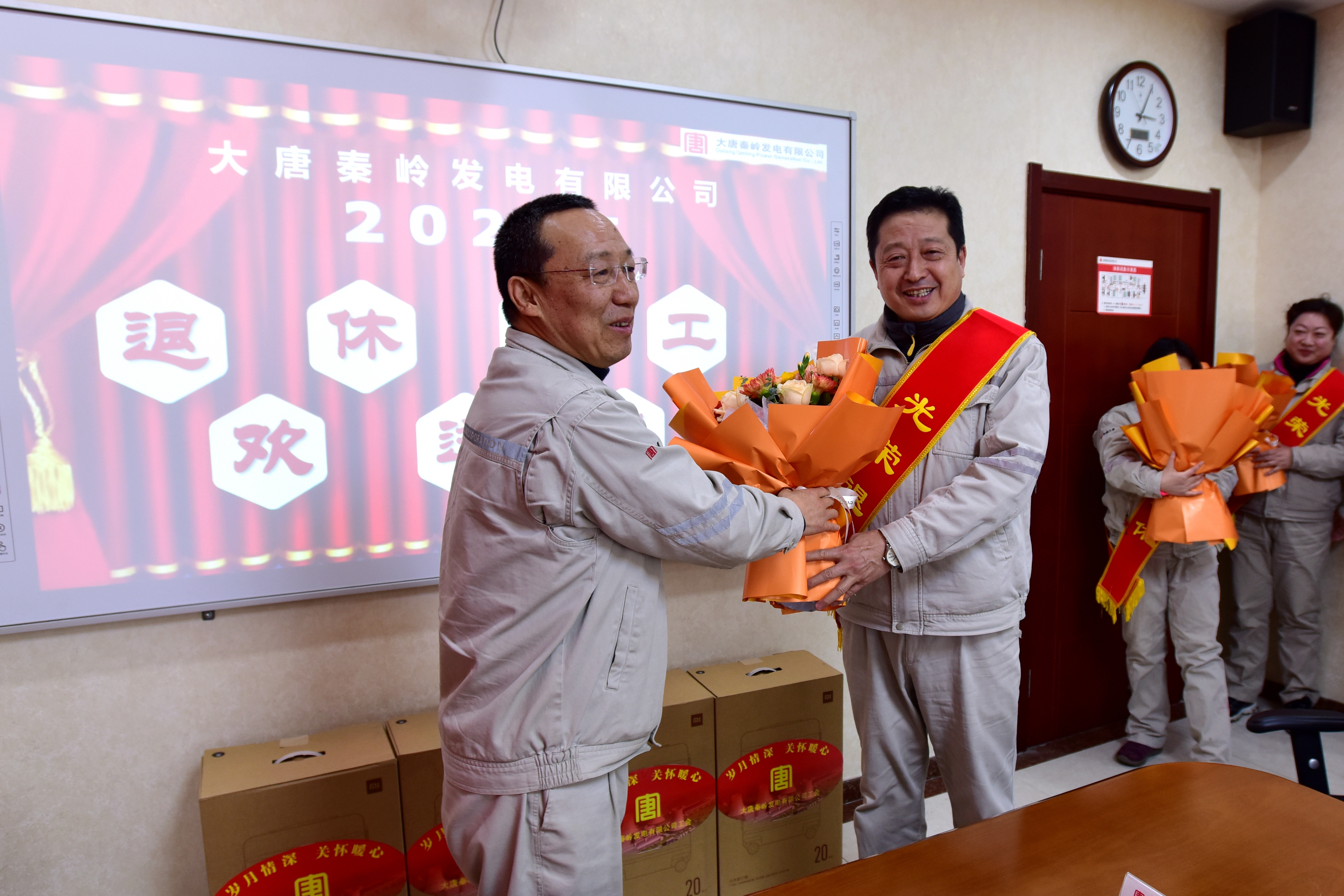 1709271156653093032.jpg 2.为退休职工献花.jpg