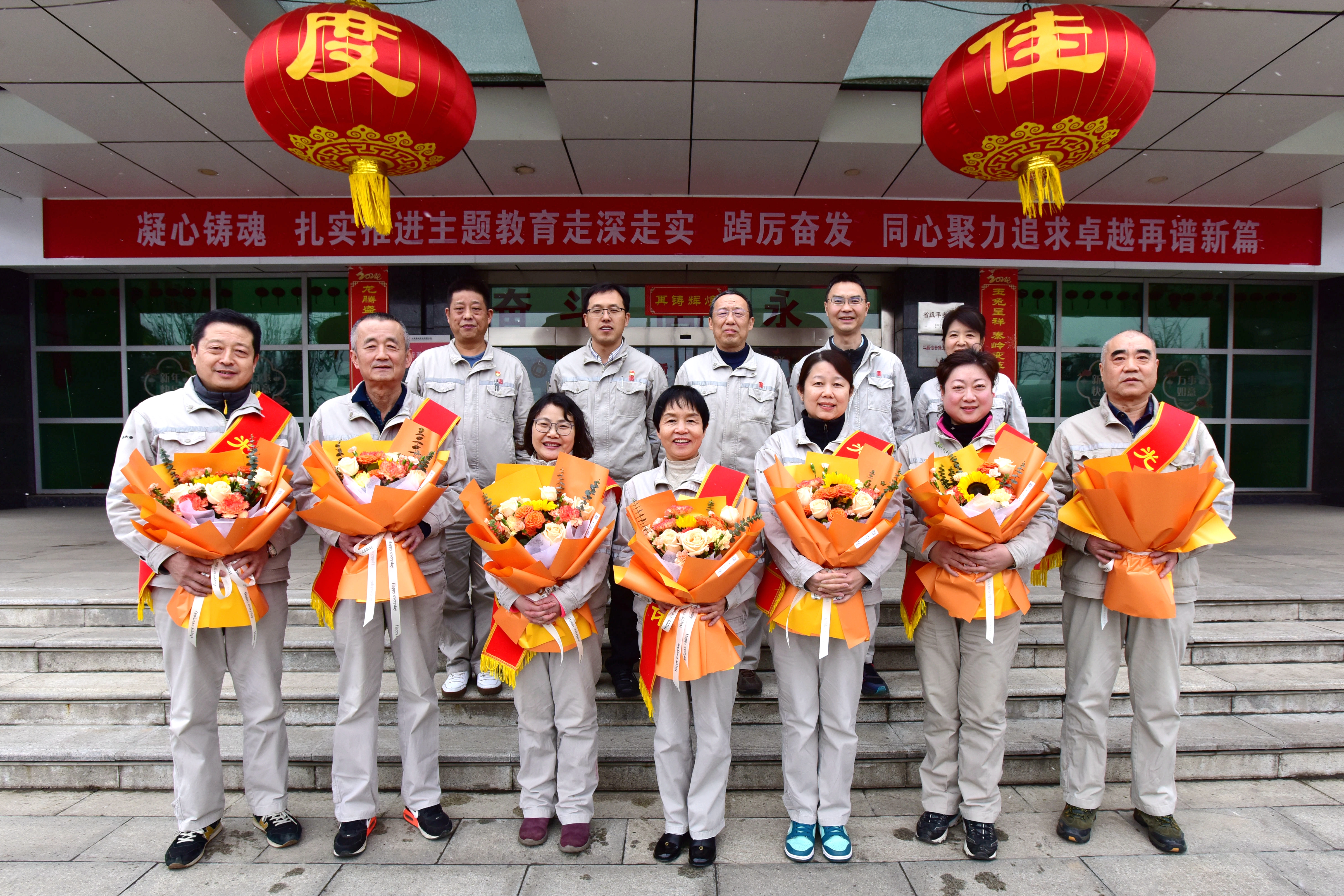 1709271173177027696.jpg 4.公司领导与退休职工合影.jpg